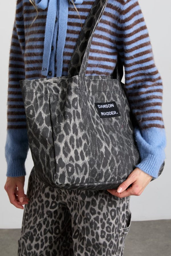 canvas tote bag in grey leopard print - Image 5