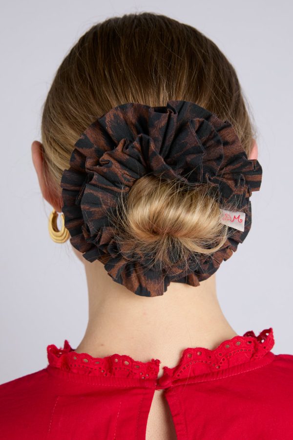 garter scrunchie in dark leopard