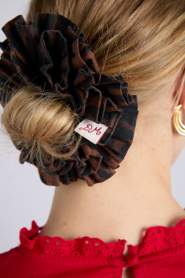 garter scrunchie in dark leopard - Image 3
