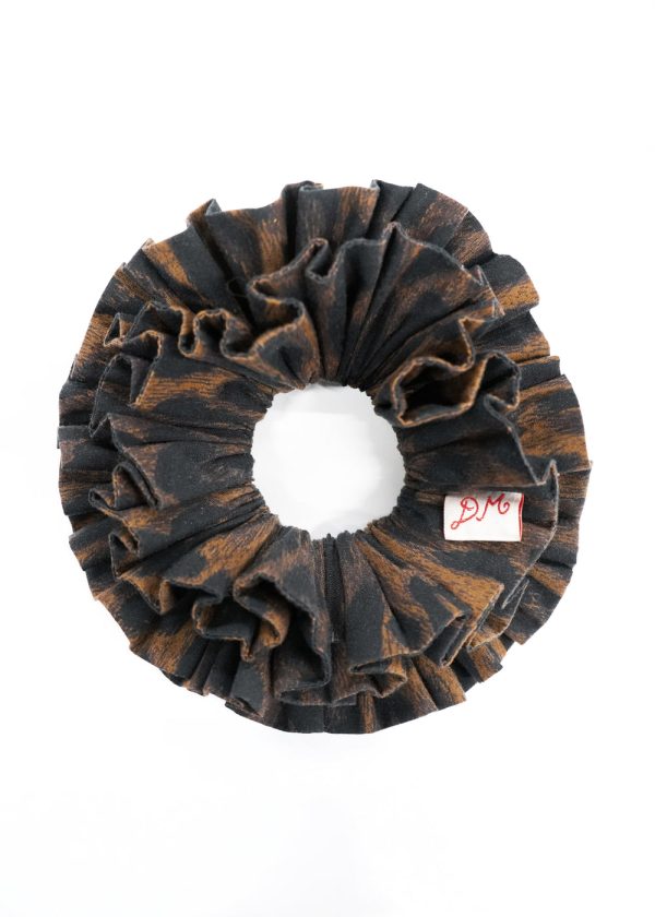 garter scrunchie in dark leopard - Image 4