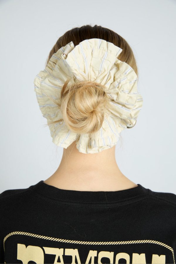 scrunchie in butter business stripe - Image 3
